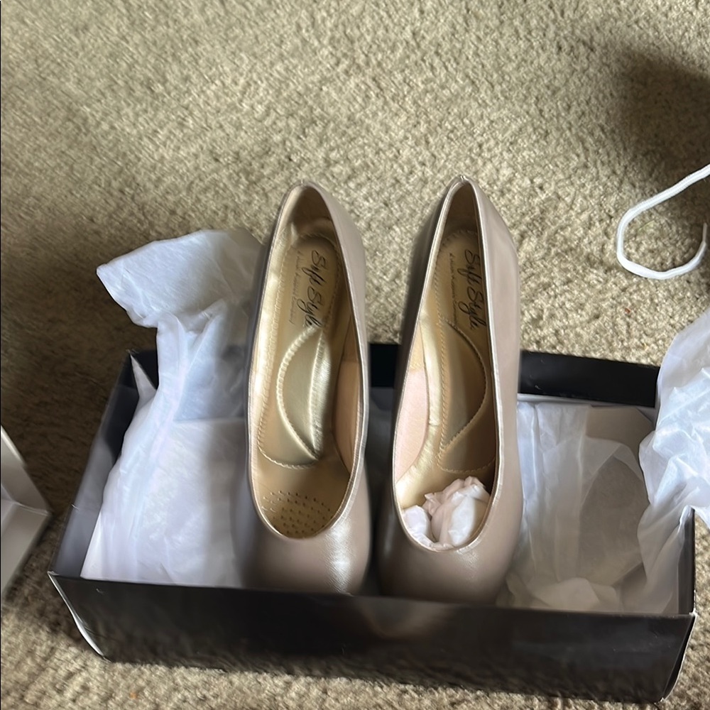 Hush Puppies Cream Heels Medium Height Versatile